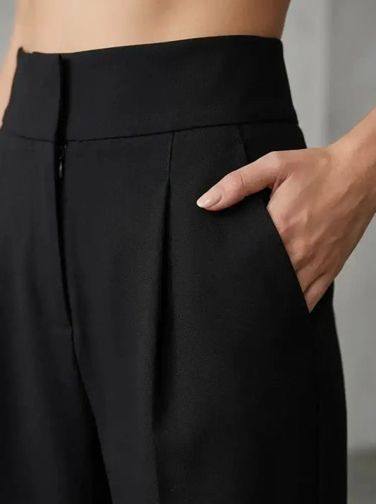 Pantalon tailleur victoire noir taille haute avec coupe ajustée et plis subtils pour un look élégant