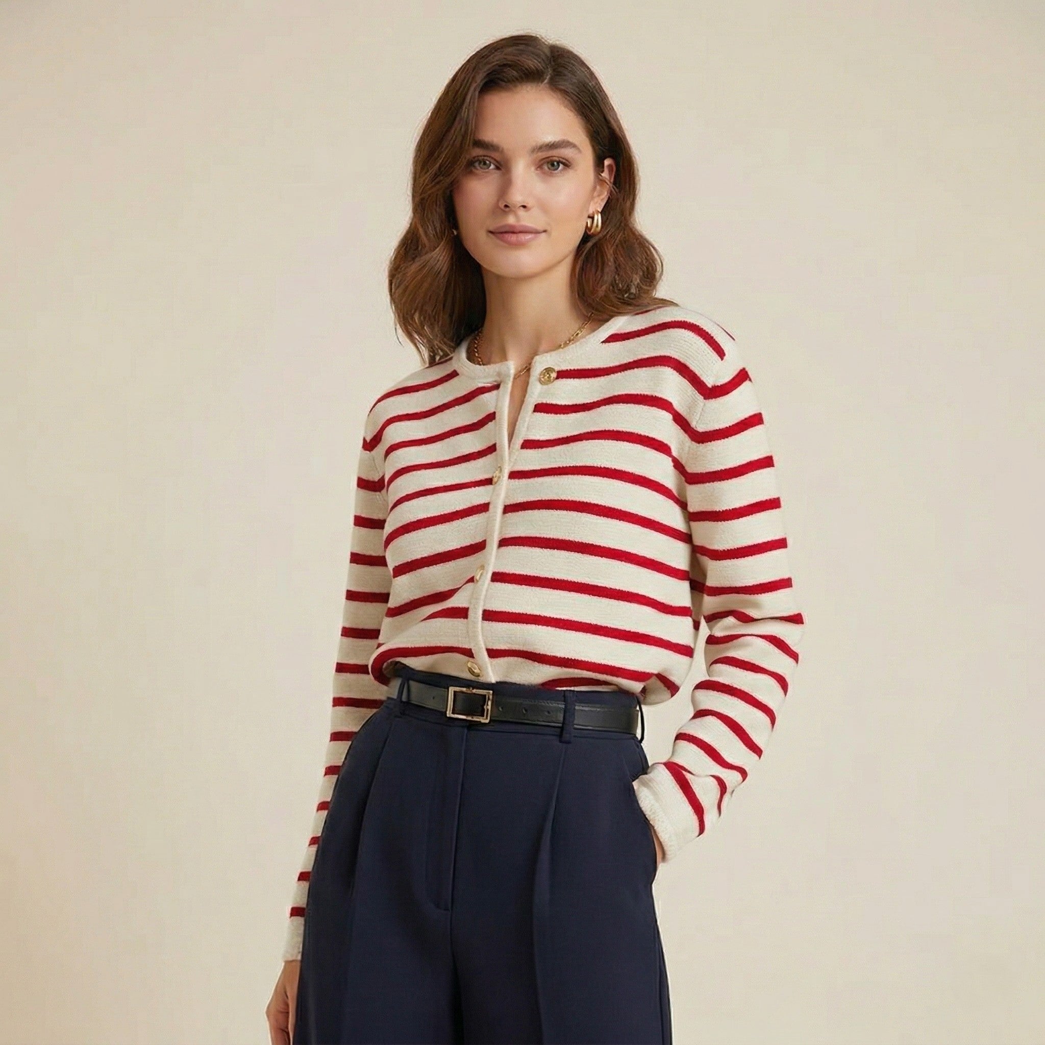 Cardigan elise marinière femme en maille rayée rouge et blanc avec boutons dorés style court élégant