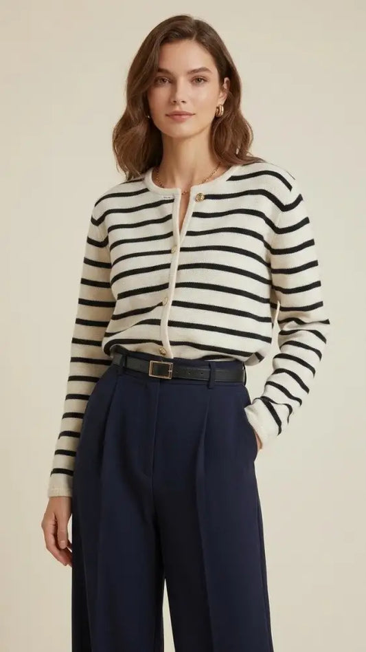 Un cardigan tricoté à manches longues, rayé horizontalement noir et blanc, avec un encolure ronde et une fermeture boutonnée sur le devant.