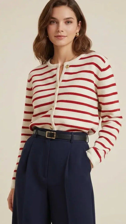 Cardigan en tricot à manches longues rayé horizontalement rouge et blanc avec fermeture à boutons sur le devant.