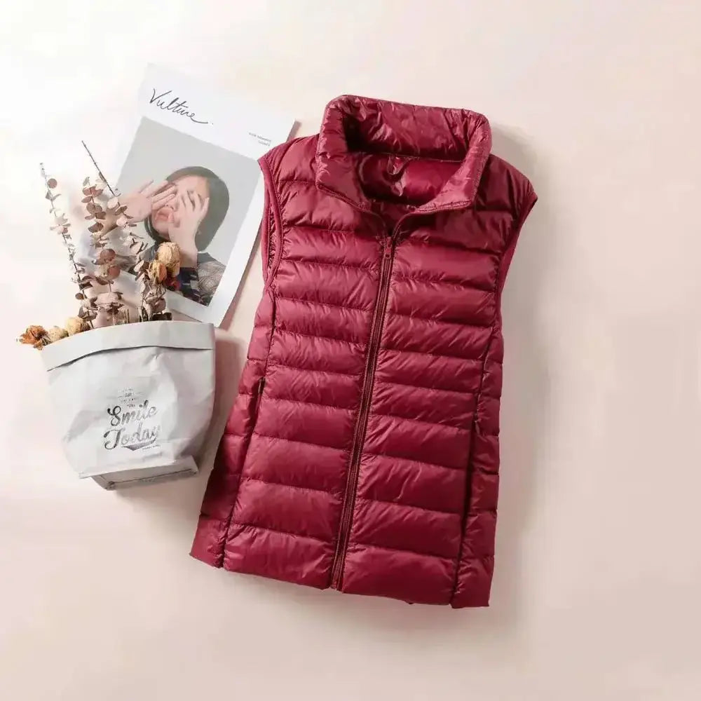 Doudoune sans manche plume maroon avec coupe cintrée et col montant gilet matelassé ultra léger femme