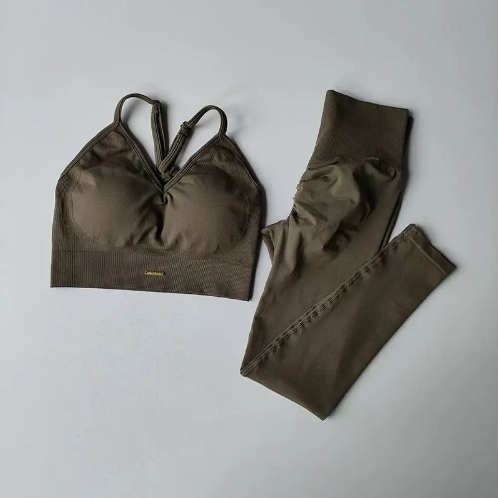 Ensemble de sport sans coutures vert olive avec brassière à bretelles croisées et leggings taille haute