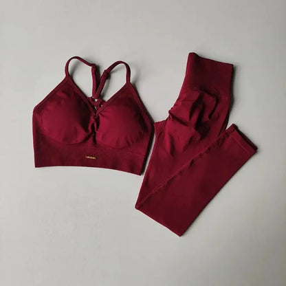 Un ensemble sportif deux pièces bordeaux avec un soutien-gorge à bretelles croisées et un legging taille haute.