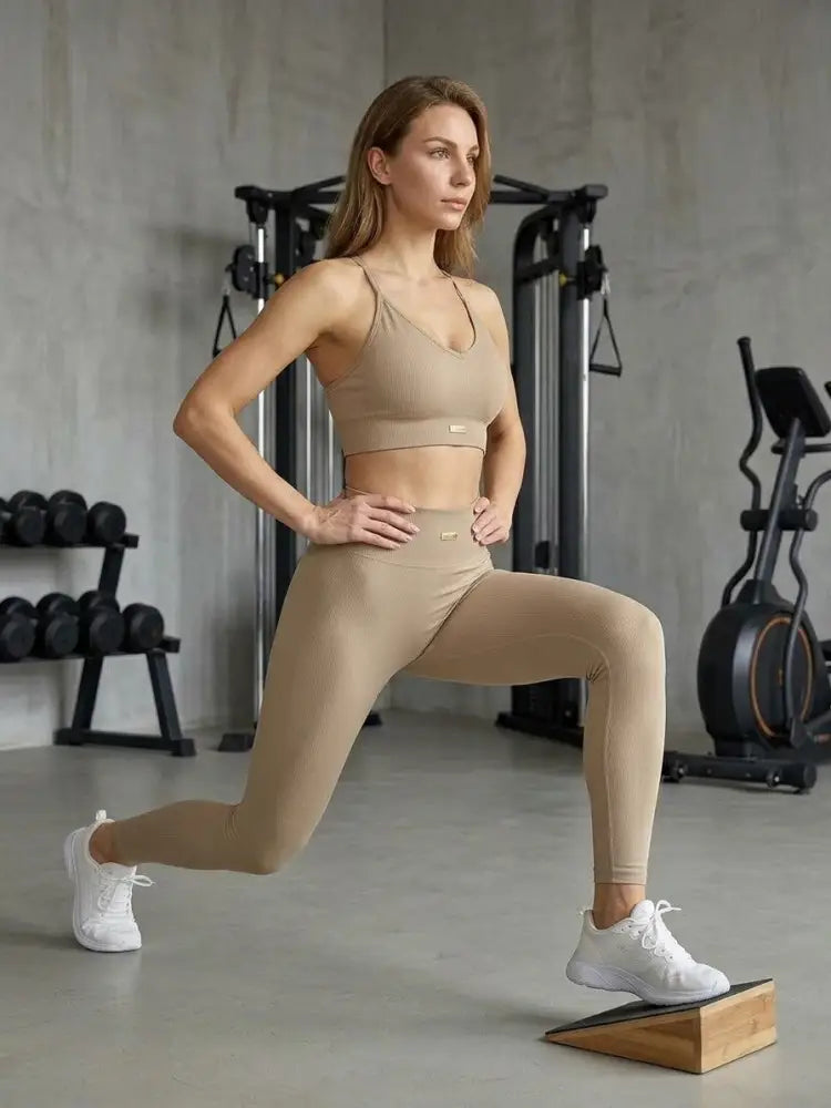 Ensemble sportif beige seamless à deux pièces avec brassière assortie et leggings taille haute.