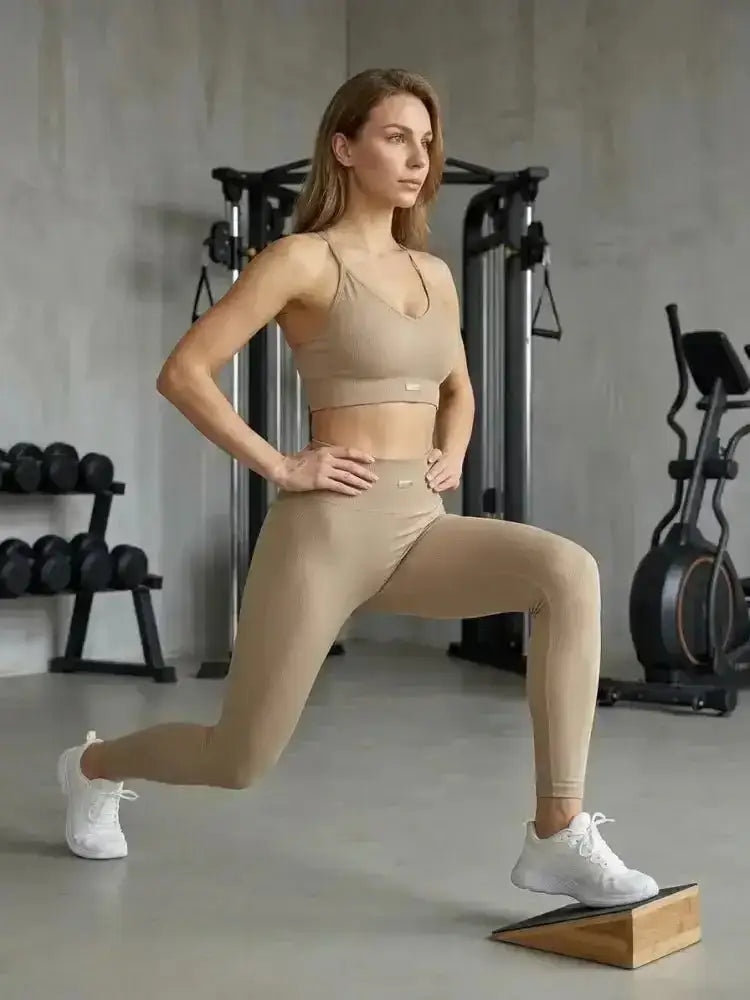 Beige ensemble infinite seamless luxibre paris composé de leggings sans coutures et top sport court à fines bretelles