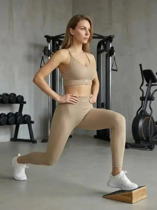 Beige ensemble infinite seamless luxibre paris composé de leggings sans coutures et top sport court à fines bretelles
