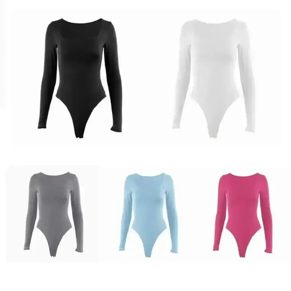 Le duo signature pull Nora et body sculptant Luna présente des bodys manches longues en noir blanc gris bleu clair et rose