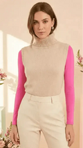 Beige pull côtelé à col roulé avec manches longues roses vives dans le duo body pull le duo signature