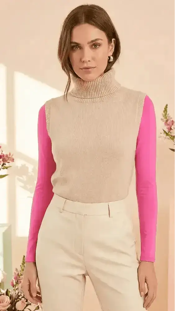 Beige pull côtelé à col roulé avec manches longues roses vives dans le duo body pull le duo signature