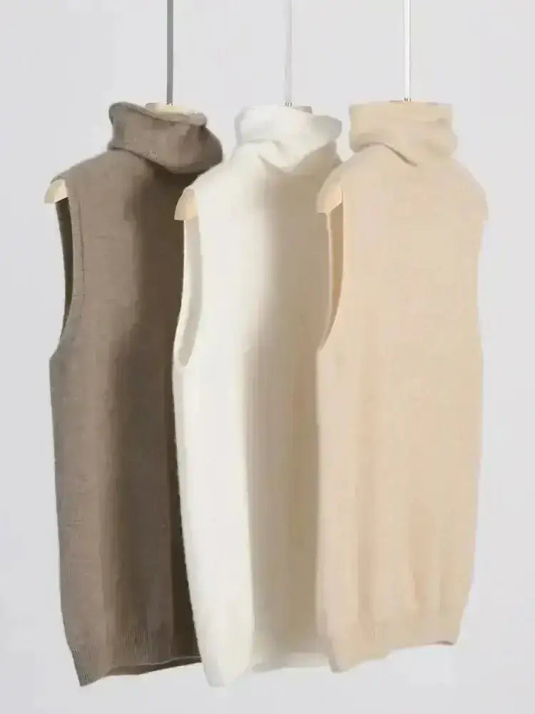 Trois pulls sans manches en tricot taupe, écru, et crème du duo le pull nora et body sculptant luna