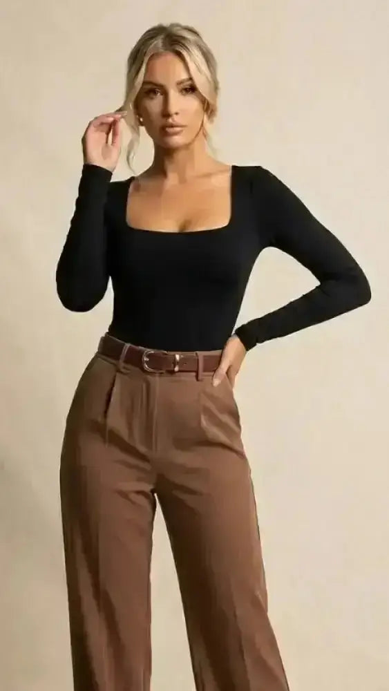 Top noir à manches longues avec encolure carrée dans le pack capsule trois pièces iconiques garde-robe