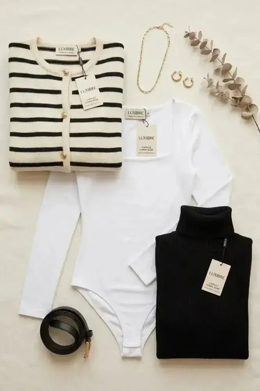 Cardigan rayé noir et blanc avec boutons dorés dans le pack capsule trois pièces iconiques garde-robe