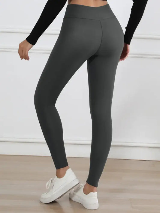 Légings taille haute gris foncé avec un tissu lisse, ajusté et un design sans coutures.