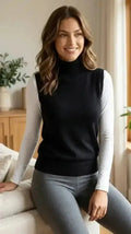 Black turtleneck sweater vest en laine mérinos porté sur chemise blanche dans le pack capsule 3 pièces lensemble signature