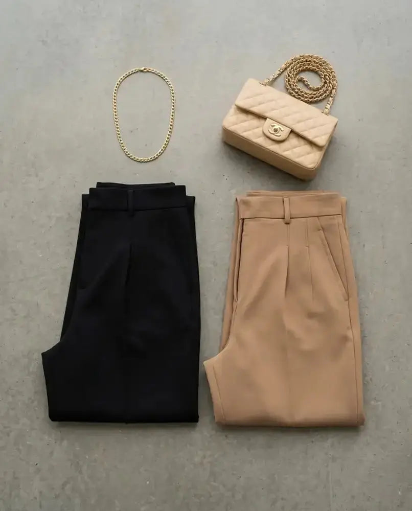 Beige quilted chanel classic flap bag with gold-tone chain strap paired with pantalon tailleur victoire taille haute ajustée