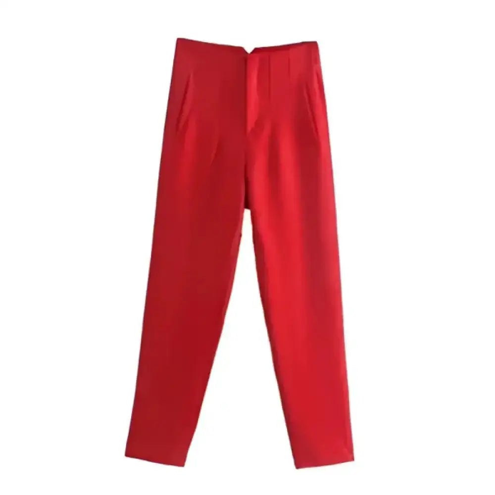 Pantalons taille haute rouge vif avec une coupe ajustée élégante et des plis subtils à l’avant.