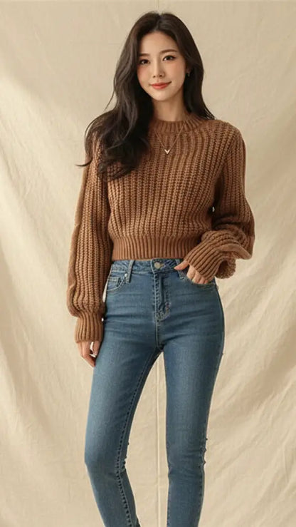 Un pull en tricot côtelé marron confortable avec manches longues et encolure ronde.
