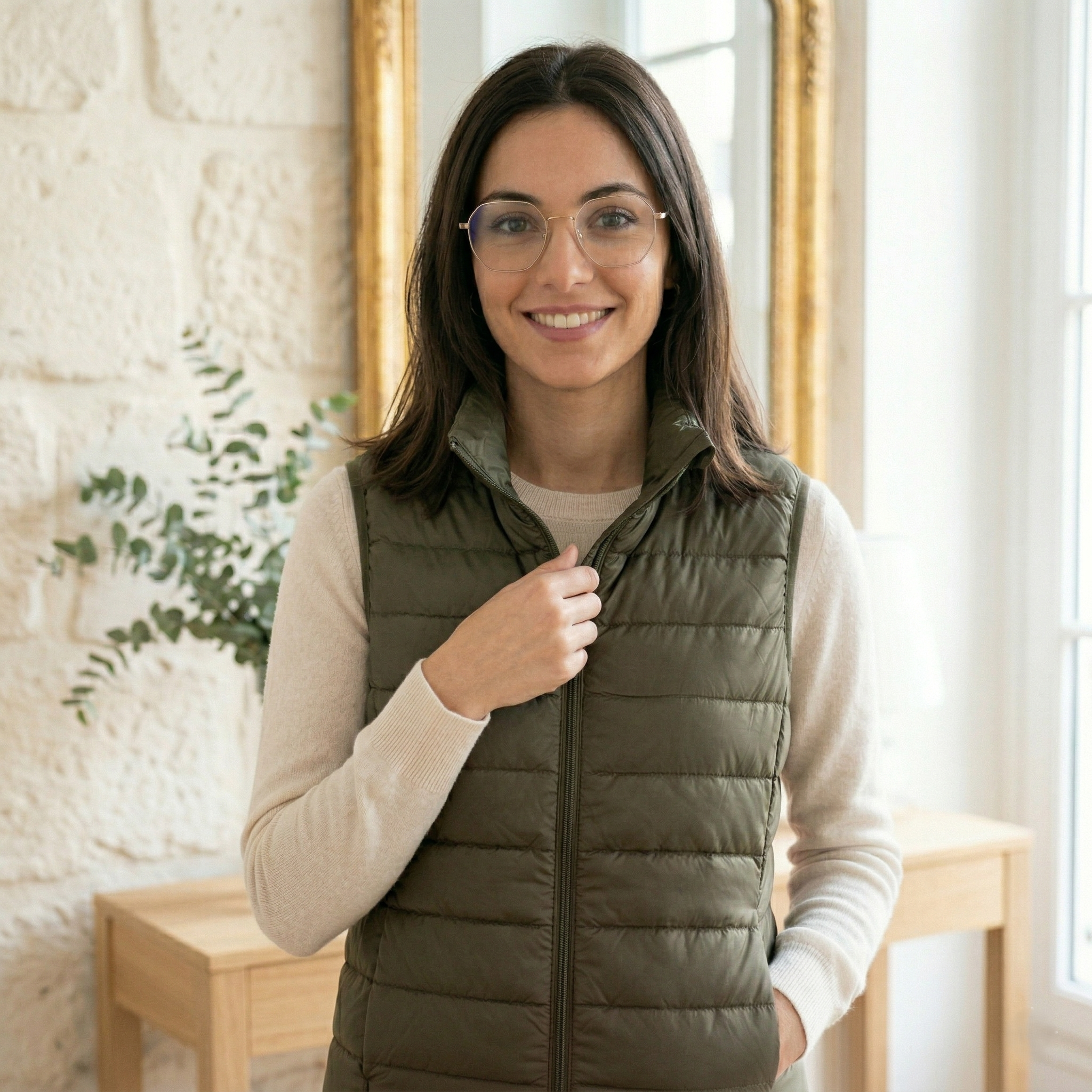 Gilet matelassé ultra léger femme olive green manche plume avec coupe cintrée sans manche plume